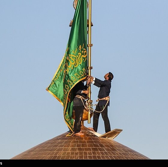 تعویض پرچم حرم رضوی در صبح میلاد ثامن الحجج(ع)