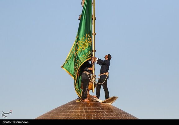 تعویض پرچم حرم رضوی در صبح میلاد ثامن الحجج(ع)