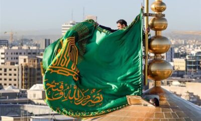 تعویض پوش ضریح و پرچم گنبد در صبح میلاد امام رضا(ع)