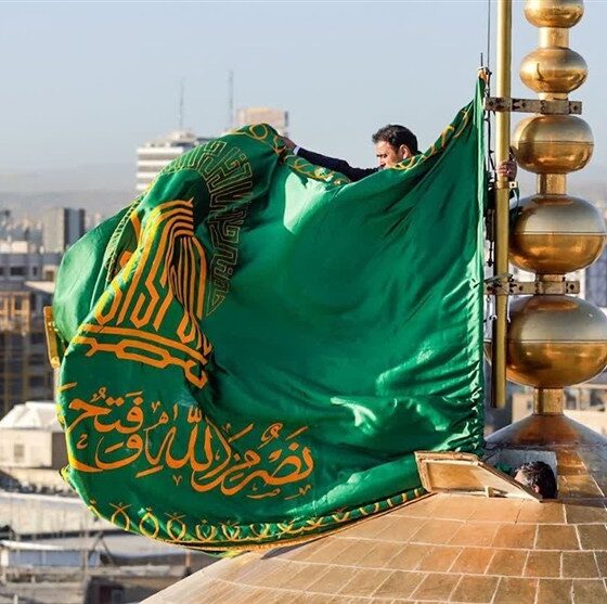 تعویض پوش ضریح و پرچم گنبد در صبح میلاد امام رضا(ع)