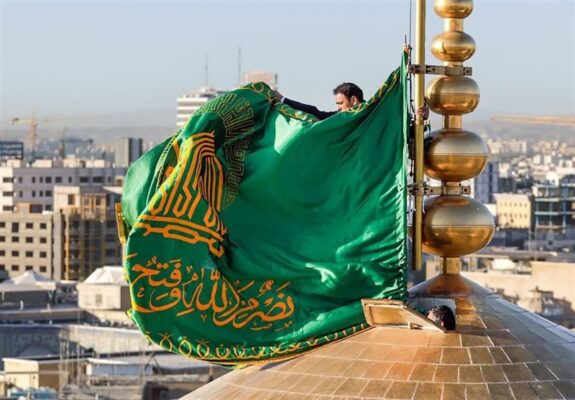 تعویض پوش ضریح و پرچم گنبد در صبح میلاد امام رضا(ع)
