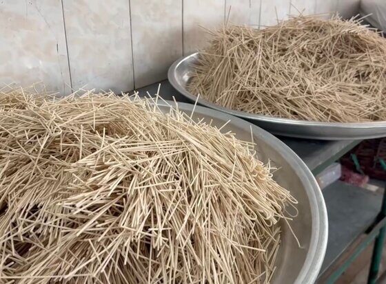 توزیع آش نذری توسط بسیجیان قوچانی