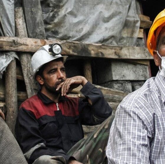 تولید زیر بمباران دشمن ادامه دارد