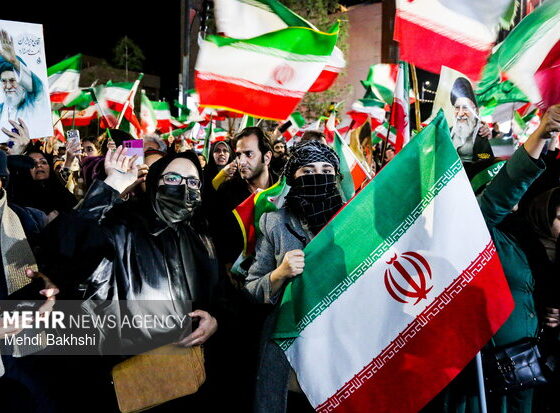 حضور شبانه قمی ها در حمایت از دیپلماسی و میدان