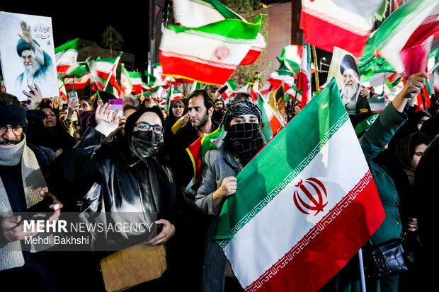 حضور شبانه قمی ها در حمایت از دیپلماسی و میدان