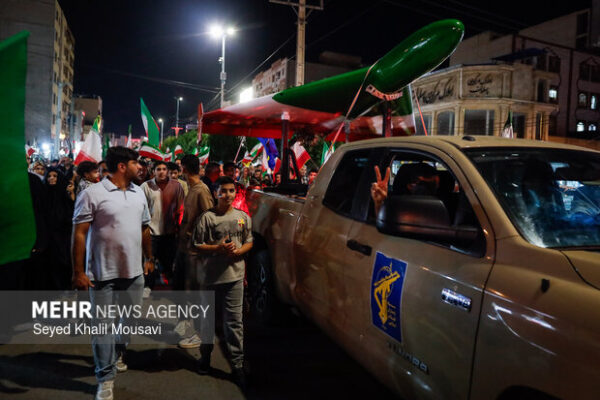 حضور عروس و داماد آستانه‌ای در پنجاه و سومین اجتماع شبانه