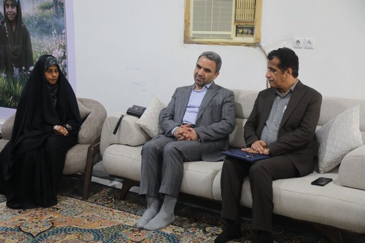 دیدار با خانواده‌های شهدا بخشی از وظیفه اخلاقی وزارت آموزش و پرورش است