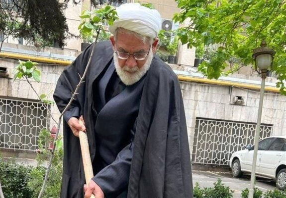رئیس دیوان عالی یک اصله نهال مثمر در دادگستری کاشت