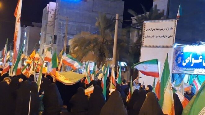 راهپیمایی شبانه مردم در گناوه