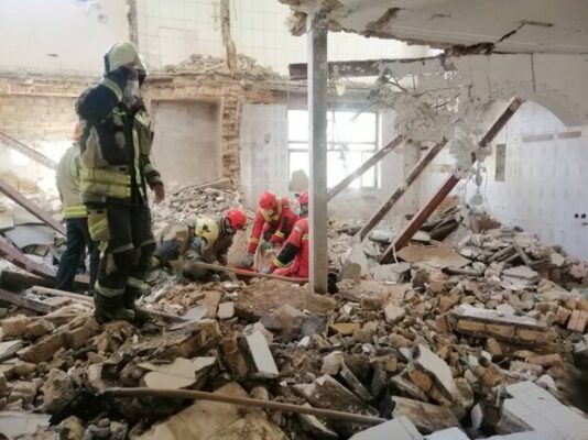 ریزش ساختمان در کرهرود اراک؛ یک نفر از زیر آوار بیرون کشیده‌ شد