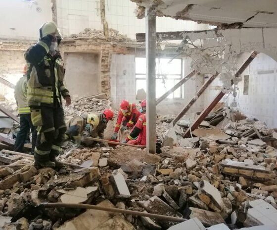 ریزش ساختمان در کرهرود اراک؛ یک نفر از زیر آوار بیرون کشیده‌ شد