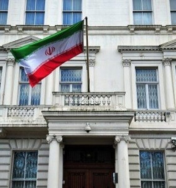 سفارت ایران: انگلیس در سمت درست تاریخ بایستد / ایران در حال دفاع از خود است