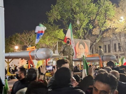شور و شعف مردم تبریز با مشاهده پهپاد ۱۳۶ در تجمع میدان ساعت