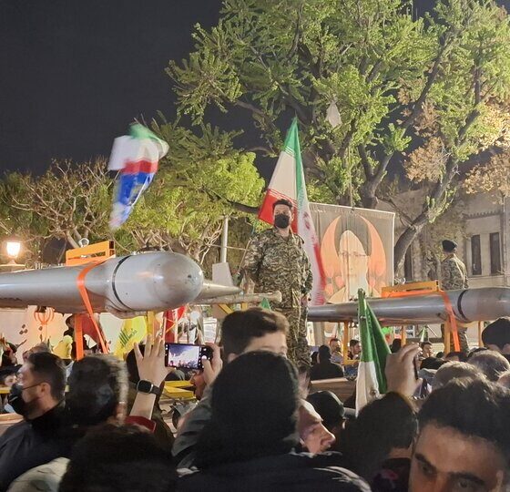 شور و شعف مردم تبریز با مشاهده پهپاد ۱۳۶ در تجمع میدان ساعت