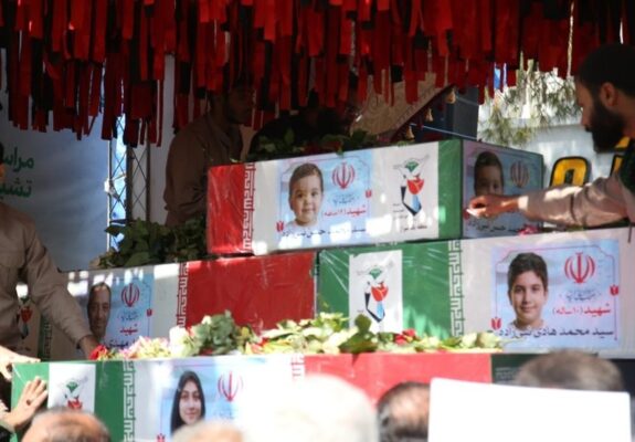 شیراز در سوگ یک خانواده شهید 5 نفره/ وداعی که شهر را به گریه نشاند