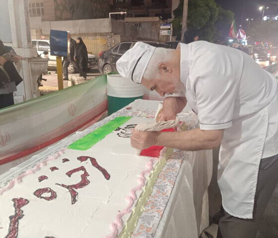 طعم شیرین ارادت؛ پخت کیک ۸ متری در مشهد