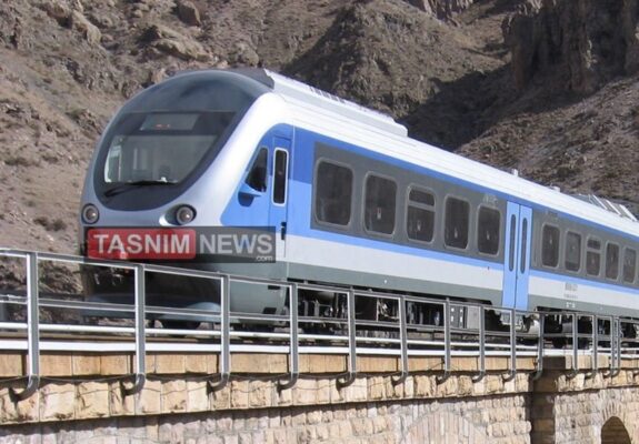 عبور از بحران با ریل‌باس ایرانی؛ قطار شهری میانه-تبریز روی ریل افتاد