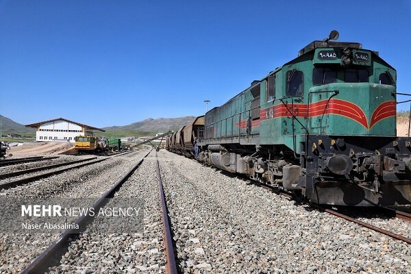 فعالیت شبانه روزی مهندسان و کارگران کریدور ریلی چابهار - زاهدان