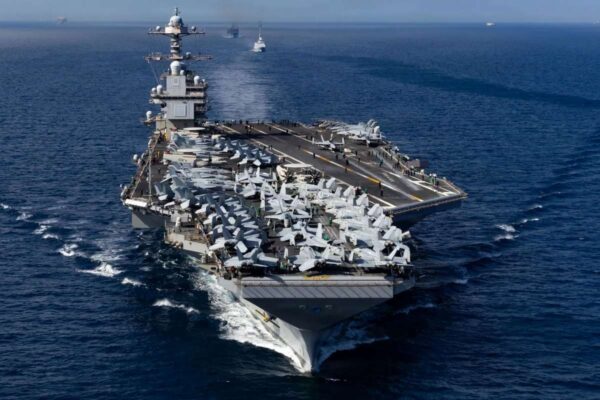 مانور عجیب ناو جرالد فورد / غول آمریکایی برای مقابله با موشک‌های ایران آماده شد + عکس