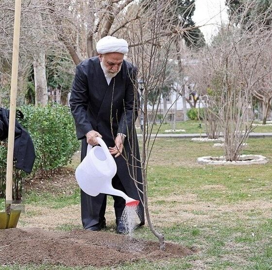 محسنی اژه‌ای، یک اصله نهال غرس کرد