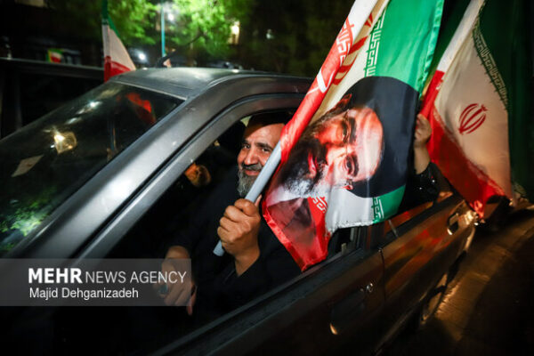 مردم دارالعباده یزد زیر بیرق امام رضا(ع) در سنگر خیابان حاضر هستند