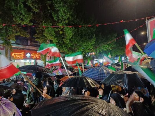 میدان‌داری مردم خرم‌آباد زیر بارش باران