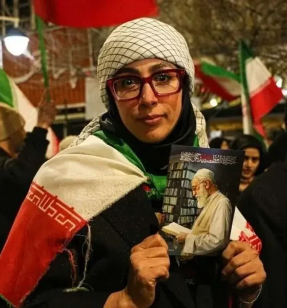 نوشته جالب دختری در تجمع میدان انقلاب+ عکس