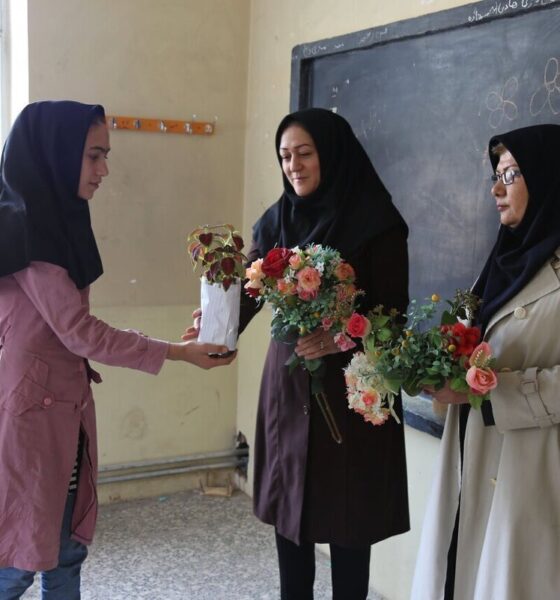 هدیه روز معلم چی بخریم؟ / لیست بهترین هدایا برای معلم ۱۴۰۵