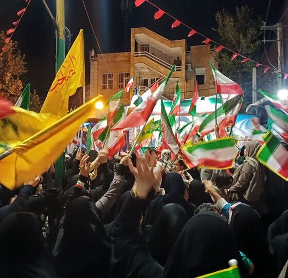 پرچم‌های برافراشته خرم‌آبادی‌ها و فریاد «استقلال، آزادی،جمهوری اسلامی»