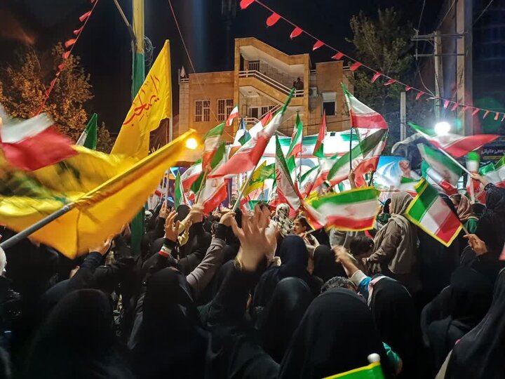 پرچم‌های برافراشته خرم‌آبادی‌ها و فریاد «استقلال، آزادی،جمهوری اسلامی»