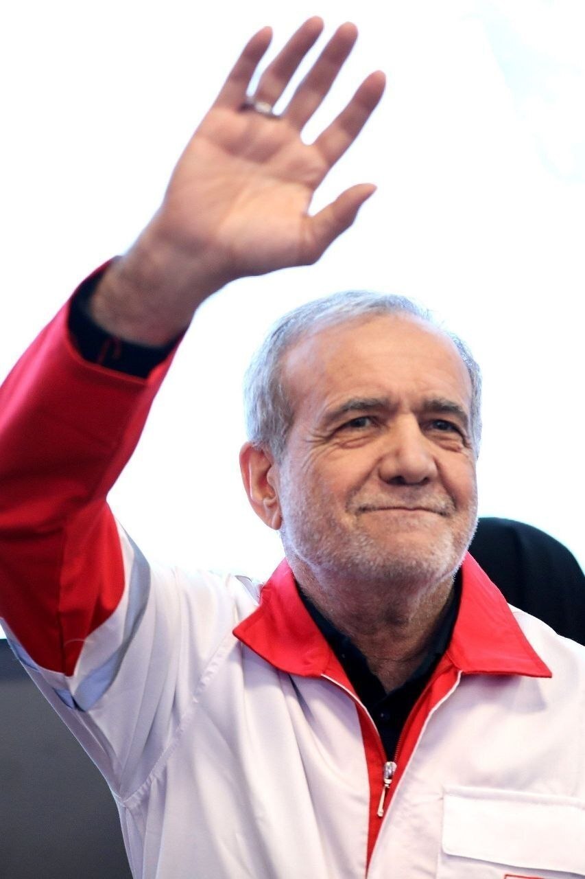 پزشکیان در لباس هلال احمر