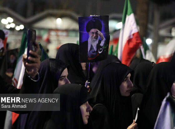 پنجاه و هشتمین شب اجتماعات مردم مشهد رنگ و بوی امام رضایی می دهد