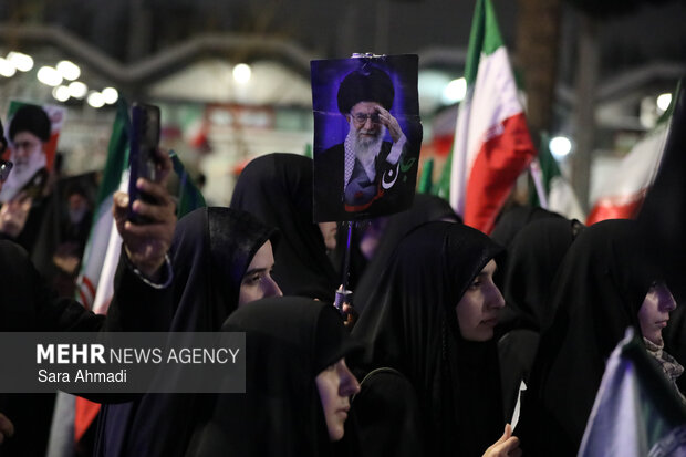 پنجاه و هشتمین شب اجتماعات مردم مشهد رنگ و بوی امام رضایی می دهد