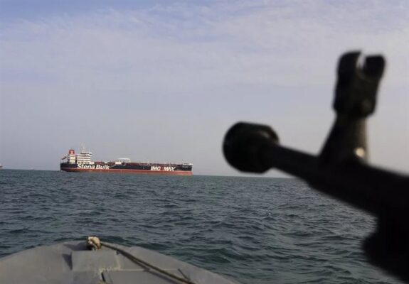 کنترل تنگه هرمز در اختیار ایران است/ به کسی باج نمی‌دهیم