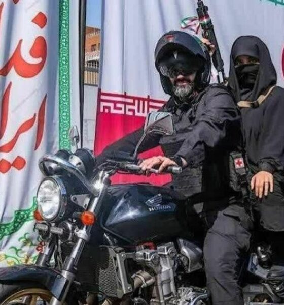 یک تصویر متفاوت/ بانوی مسلح روی موتور در میادین تهران + عکس