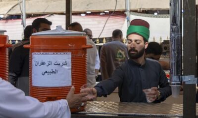 ارائه خدمات متنوع موکب حرم حضرت عباس (ع)به زائران روز عرفه در کربلا