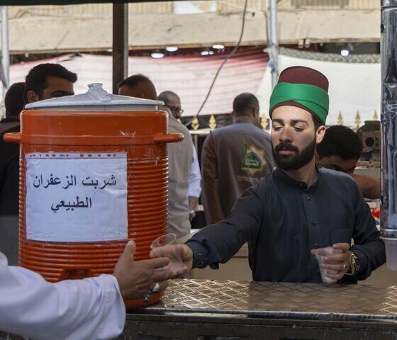 ارائه خدمات متنوع موکب حرم حضرت عباس (ع)به زائران روز عرفه در کربلا