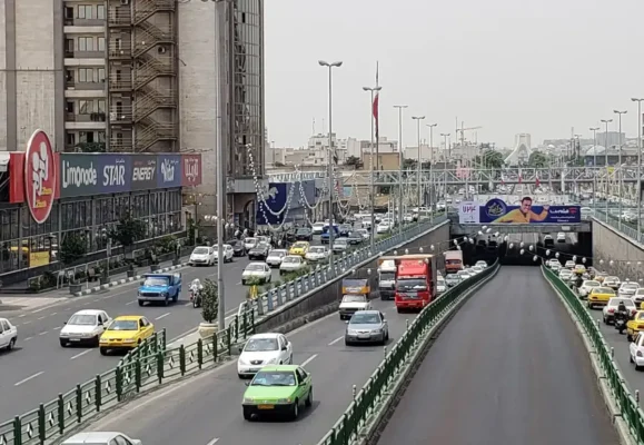 اشتباه عجیب روی بیلبورد نصب شده در خیابان‌های تهران خبرساز شد+ عکس