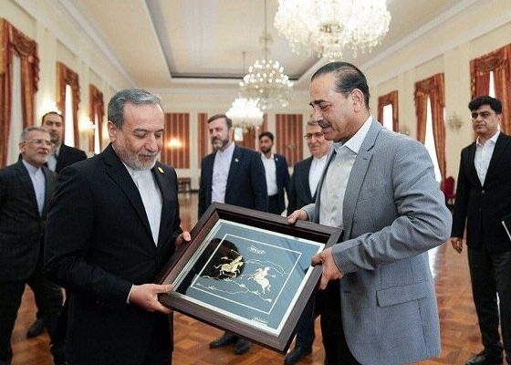 اهدای تابلوی ورزش کهن ایران به فرمانده ارتش پاکستان