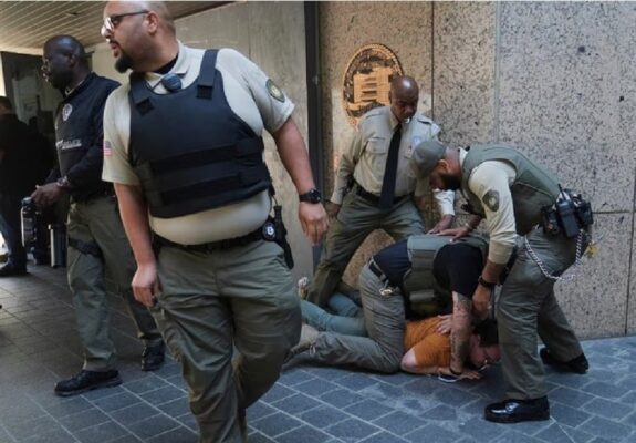 بازداشت والدین بیش از 27هزار کودک در 7 ماه نخست دولت جدید ترامپ بازداشت والدین بیش از 27هزار کودک در 7 ماه نخست دولت جدید ترامپ