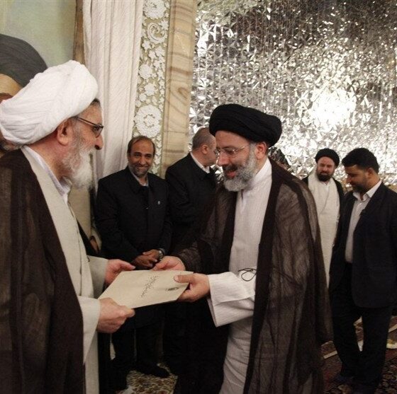 بازنشر تصویری از مراسم اعطای حکم خادمی آیت‌الله شهید سید ابراهیم رئیسی