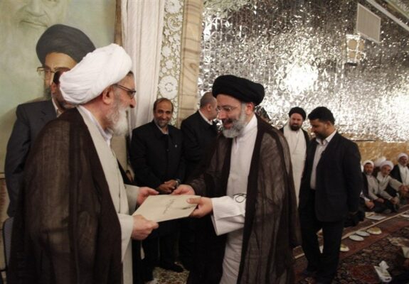 بازنشر تصویری از مراسم اعطای حکم خادمی آیت‌الله شهید سید ابراهیم رئیسی
