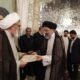 بازنشر تصویری از مراسم اعطای حکم خادمی آیت‌الله شهید سید ابراهیم رئیسی