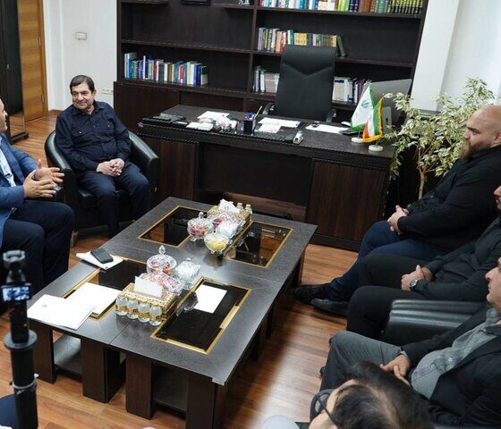 تجلیل مخبر از دو قهرمان پرافتخار وزنه‌برداری کشور