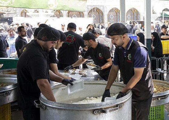 توزیع ۳۰ هزار وعده غذایی میان زائران در حرم حضرت عباس(ع)