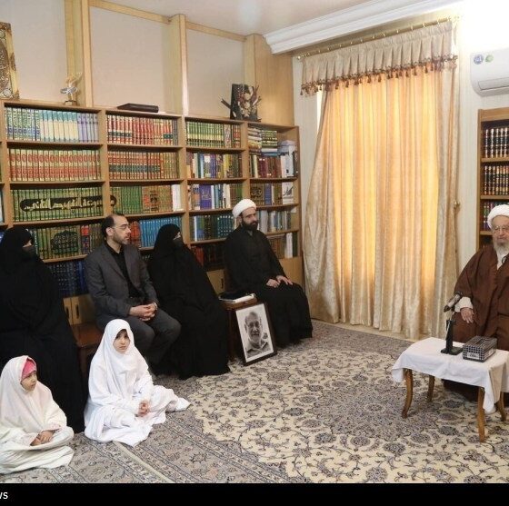 دیدار خانواده شهید لاریجانی با آیت‌الله مکارم شیرازی