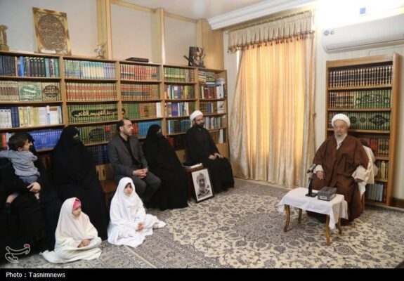 دیدار خانواده شهید لاریجانی با آیت‌الله مکارم شیرازی