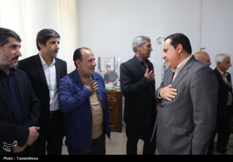 روایت تسنیم از دیدار با خانواده‌ها شهدا؛ جایی که بغض‌ها شکست