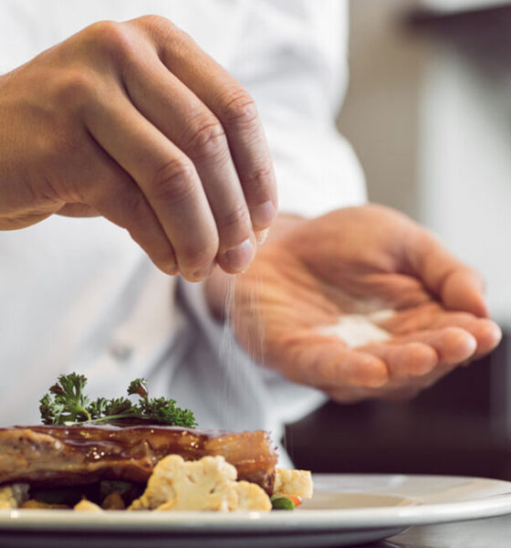 عادت نمک ریختن روی غذا را کنار بگذارید/ میزان مجاز مصرف نمک در طول روز