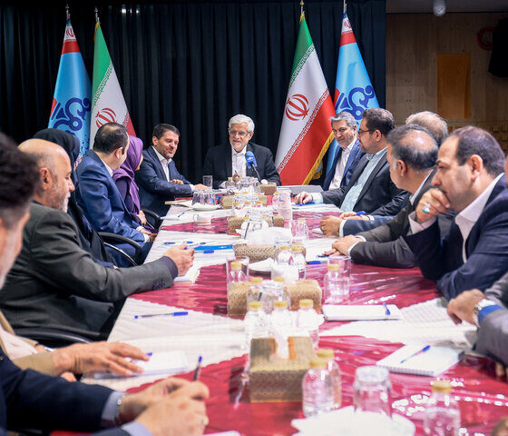 عارف: بزودی جشن پیروزی را برگزار می‌کنیم؛ تنگه هرمز ملک طلق ایران است
